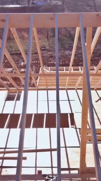 フレームの木のサポート ビームは新しい家のための屋根の構造をトラスします — ストック動画