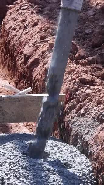 Trabalhador Canteiro Obras Derrama Fundação Mistura Concreto Para Nova Casa — Vídeo de Stock