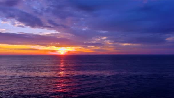 Manhã Sol Nasce Sobre Oceano Como Ondas Oceano Estão Sendo — Vídeo de Stock