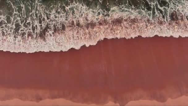 砂浜に衝突する波の空中ビュー ビーチでの表面波の海 — ストック動画