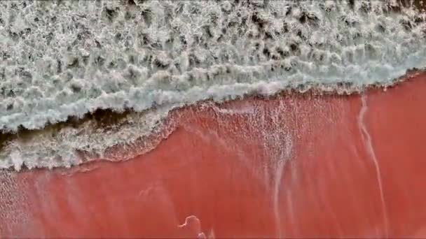 Strandszene Mit Wellen Die Land Krachen Luftaufnahme Krachender Wellen Sandstrand — Stockvideo