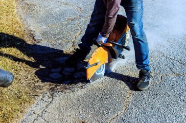 Yeni katman asfalt yüklemeden önce hasarlı asfalt çatlaklarını onarmak yol restorasyonunun bir parçasıdır