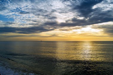 Sabahın erken saatlerinde okyanus dalgalarının üzerinde