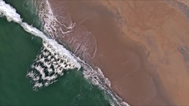 Surfwellen Krachen Gegen Sandstrand Krachende Wellen Sandstrand Luftbild Ozean — Stockvideo