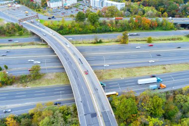 NJ Turnpike I-95 otoyolunda yoğun trafik hızla ilerliyor.