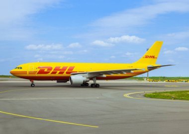 Avusturya, Viyana 'da 27 Nisan 2023 Viyana Havaalanı VİE Avusturya DHL Airbus A300-600F uçağı kalkışa hazırlanıyor.