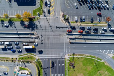 Şehir ulaşımı sırasında trafiğin yoğun olduğu saatlerde kavşağın hava görüntüsü