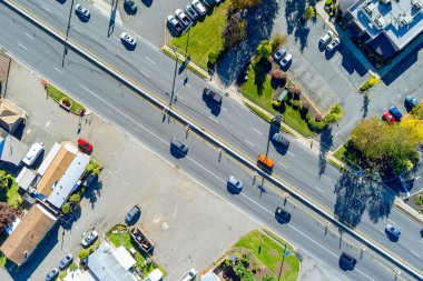 Yoğun trafiğin yoğun olduğu yoğun saatlerde kavşağın havasından görüntüle