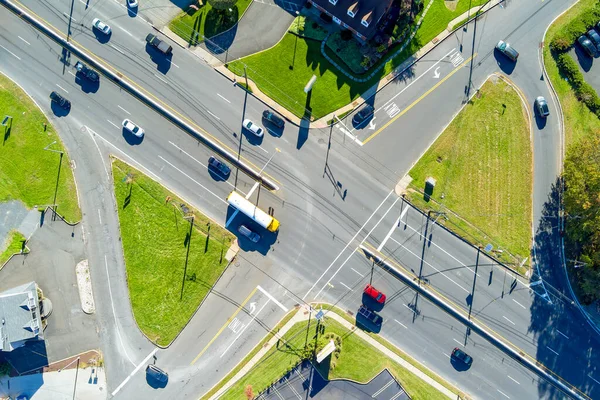 Yoğun trafiğin yoğun olduğu saatte yol kesişiminin hava görüntüsü