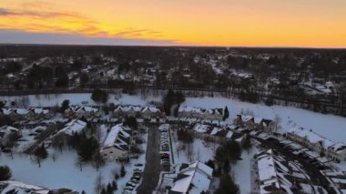 New Jersey 'de karla kaplı evleri olan Amerika' nın küçük bir kasabası.