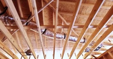 Sıva tahtası yerleştirilmeden önce, işçilerle birlikte hvac kaput, elektrik kabloları, tavan lambası, yeni eve izolasyon kurun