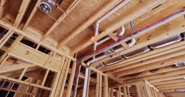 Nueva Casa Con Trabajador Instala Aislamiento Sistema Hvac Cables Eléctricos — Vídeos de Stock