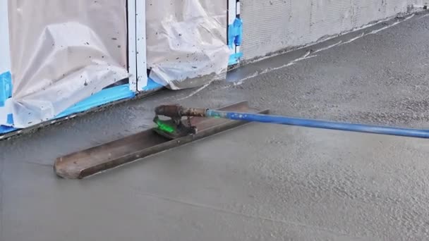 Ein Mitarbeiter Verputzt Nassen Betonboden Mit Einer Kelle Nachdem Gerade — Stockvideo
