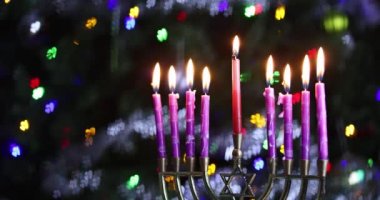 Hanukkiah Yahudi menorah mumları yanıyor Hanuka festivali için.