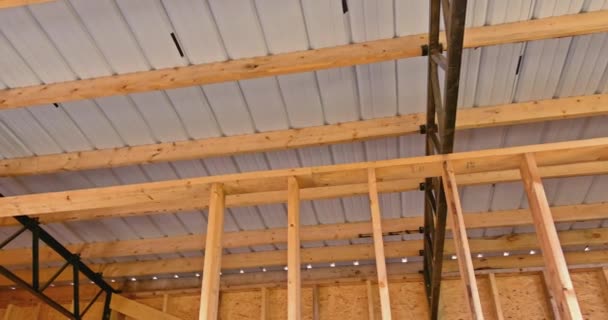 大きい現代倉庫の格納庫のための鋼鉄フレームの木製のジョイスの構造の屋根構造 — ストック動画