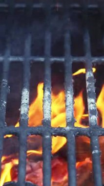 Izgarada mangalda mangal yapmak için ateş yanıyor.