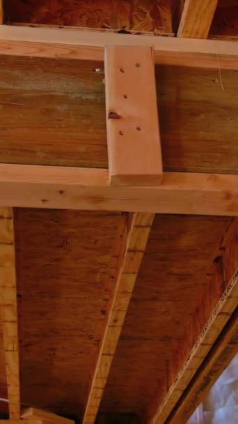 Wnętrze Nowo Wybudowany Dom Pokazujący Jego Niedokończoną Konstrukcję Drewniane Belki — Wideo stockowe