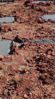 İnşaat işçisi inşaat alanındaki zemine beton dökmeye hazır.
