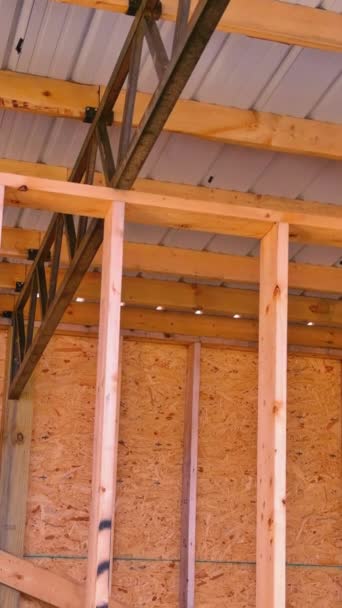 Ocelová Konstrukce Střechy Dřevěnými Nosníky Pro Velký Skladovací Hangár Při — Stock video