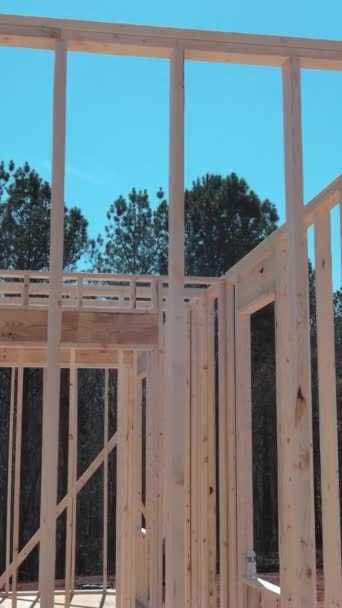 Trwają Prace Budowlane Nad Niedokończonym Domem Drewnianymi Belkami Ramowymi — Wideo stockowe