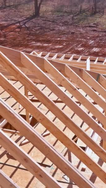 木製のサポートビームが付いている新しい家の屋根フレームの構築 — ストック動画