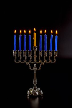 Hanukkah 'ı temsil eden bir bayram, mum yakan Hanukkiah menorası ile ilişkilendirilen Yahudi bayramı.