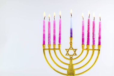 Geleneksel Yahudi Hanukkiah menorasında yanan mumlar Hanuka bayramını simgeliyor.