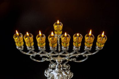 Hanuka menorası, bayramda menoranın üzerinde yanan mumları tasvir eden Hanuka bayramının sembolüdür.