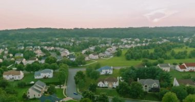 New Jersey 'deki küçük bir Amerikan kasabası rahat atmosferde konut evlerinde uyuyor.