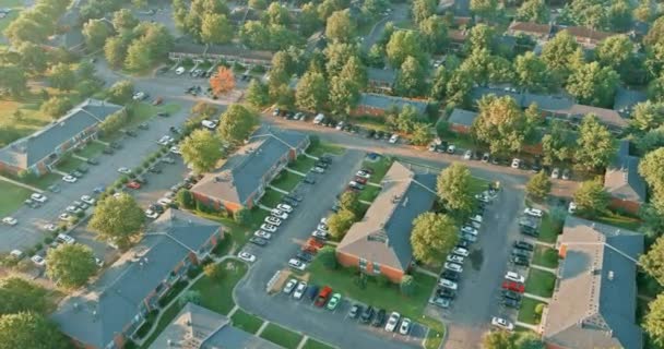 Μικρή Αμερικανική Πόλη Στην Ύπαιθρο Που Περιβάλλεται Από Ιδιωτικές Κατοικίες — Αρχείο Βίντεο