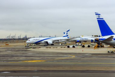 30 Ekim 2023 EWR Havalimanı Newark NJ ABD. Newark Uluslararası Havalimanı EWR terminalinde İsrail Havayolları uçağının hazırlığıdır.