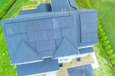 Evin çatısındaki güneş paneli kurulumu tamamlandı