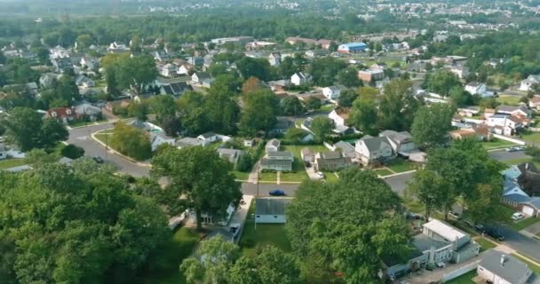 Μικρή Αμερικανική Πόλη Κατοικίες Που Παρέχουν Άνετο Περιβάλλον Διαβίωσης Στην — Αρχείο Βίντεο