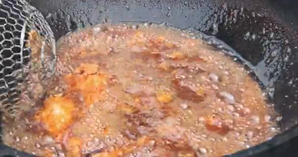 Calderone Olio Caldo Pieno Fresche Succose Cosce Pollo Impanatura — Video Stock
