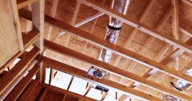 İşçi, yeni ev için alçı döşemeden önce hvac kaput, elektrik kabloları, tavan lambası, yalıtım yükler