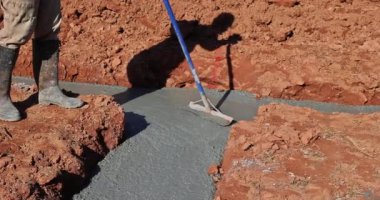 İnşaat işçilerinin temel inşaatı için beton dökmeye hazır çimento