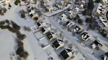 New Jersey 'de kışın yukarıdan ev kaplayan küçük Amerikan kasabası karları.