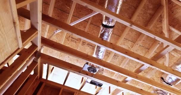 労働者は新しい家のためのプラスターボードを取付ける前に電気ワイヤー 天井灯 絶縁材を取付けます — ストック動画