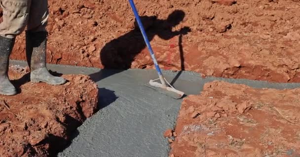 建筑工人为建筑地基浇注水泥预拌混凝土 — 图库视频影像