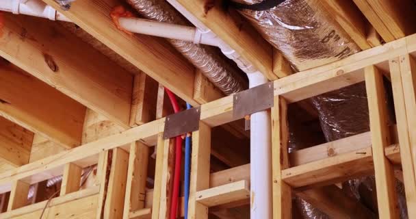 Installeert Isolatie Sanitair Systeem Elektrische Draden Plafondverlichting Voor Nieuw Huis — Stockvideo