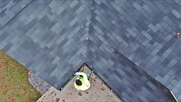 屋根の腸のクリーニング サービス 労働者は残骸が落ちた葉の排水を開けます — ストック動画