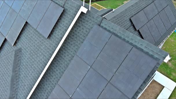 Eine Installation Von Sonnenkollektoren Auf Dem Dach Des Hauses — Stockvideo