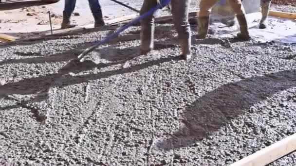 Staveniště Nalévá Mokrý Beton Používaný Pro Nové Příjezdové Cesty — Stock video