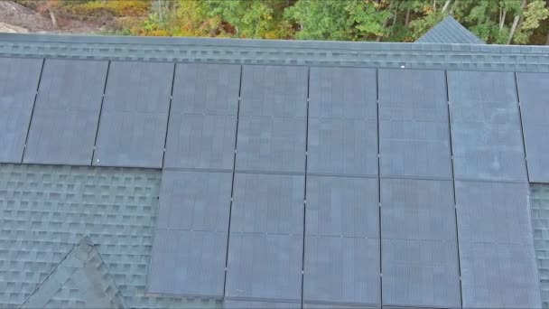 Солнечные Панели Установлены Верхней Крыше Дома — стоковое видео