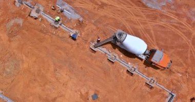 İnşaat sırasında inşaat için temel sütunlarının beton dökülmesi beton karıştırıcı kamyon kullanılıyor