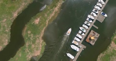 Panoramik manzarada tekneler, rıhtımlar, güzel okyanus marinaları.