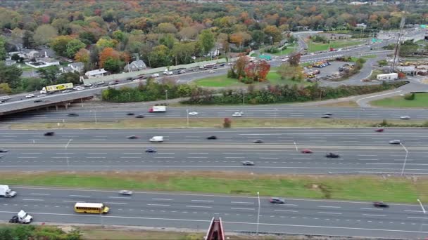 アメリカンフリーウェイ交差点I 95ニュージャージーターンパイクの空中ビュー高速移動重量トラフィック — ストック動画