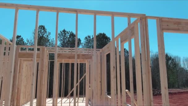 Trwają Prace Budowlane Nad Niedokończonym Domem Drewnianymi Belkami Ramowymi — Wideo stockowe
