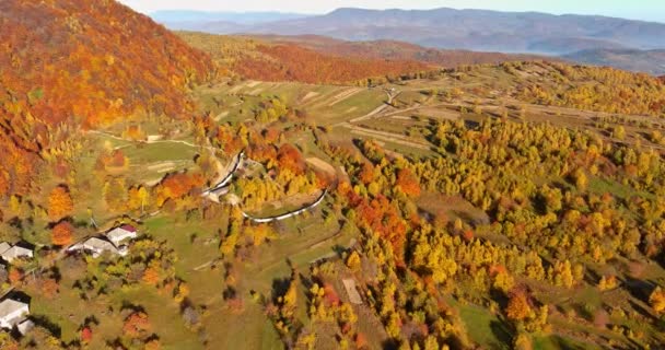 Karpatlar Yüksek Dağlarında Sonbahar Tarlalarında Köy — Stok video