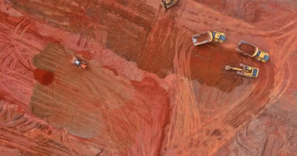 Excavatrice Charge Terre Dans Camion Benne Préparant Site Pour Maison — Video